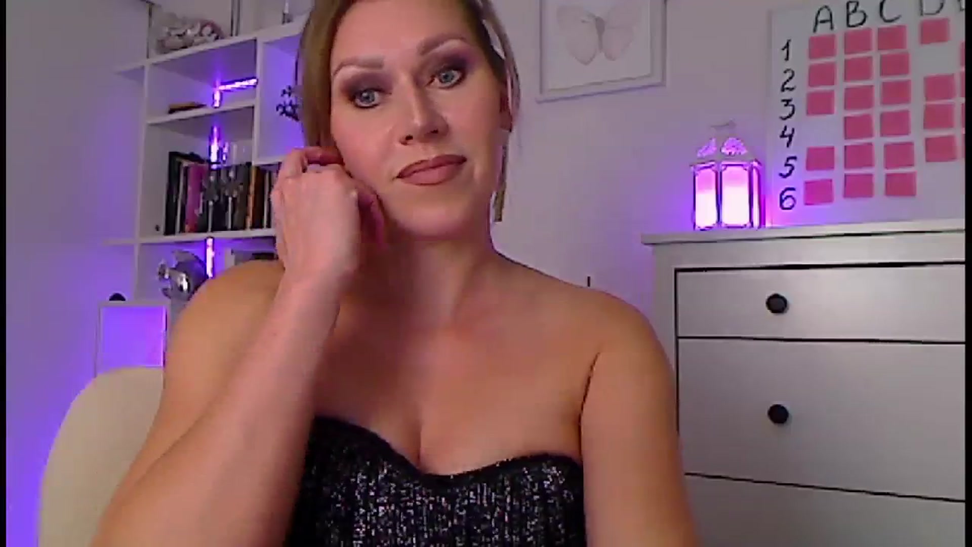 Gallery image thumbnail from Amiri's myfreecams stream on, 11/27/2023, 05:12 image 9 of 20
