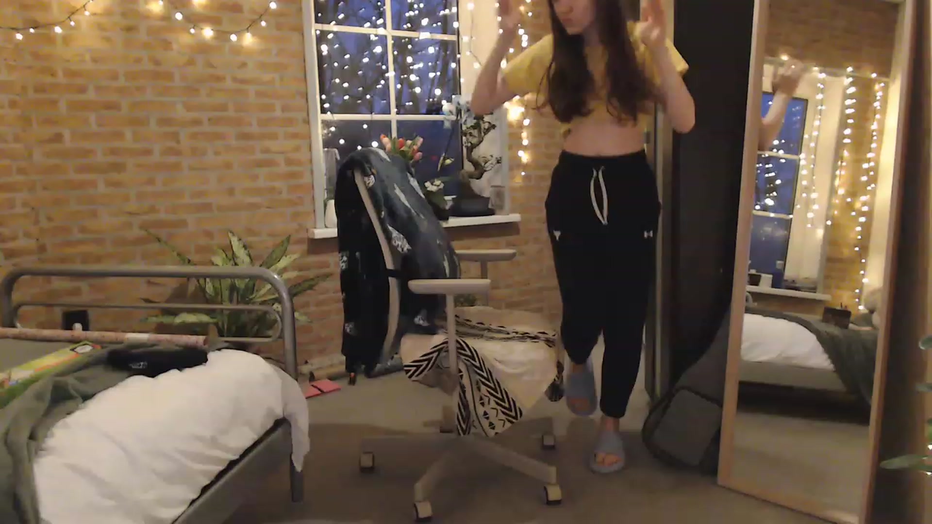 Gallery image thumbnail from Ammeliy's myfreecams stream on, 02/03/2023, 18:11 image 3 of 20