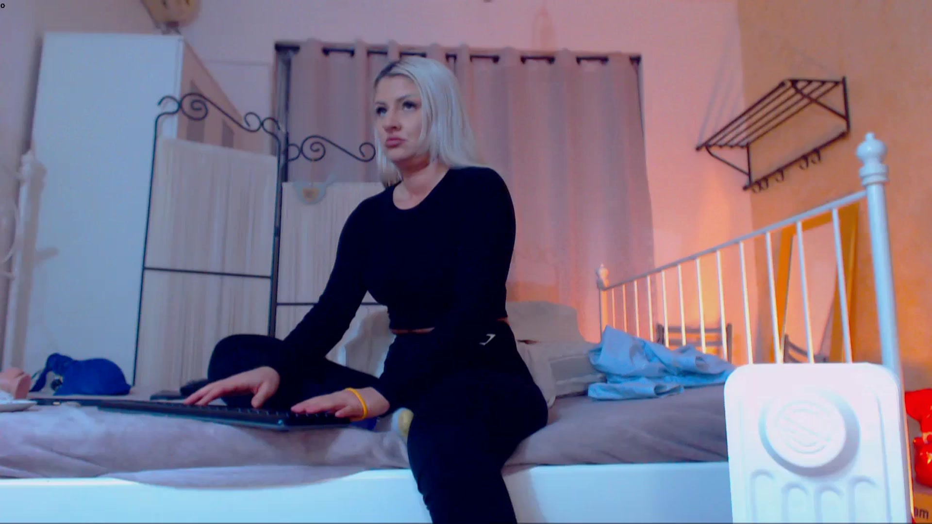 Gallery image thumbnail from Ammellyaxo's myfreecams stream on, 01/30/2024, 16:03 image 20 of 20