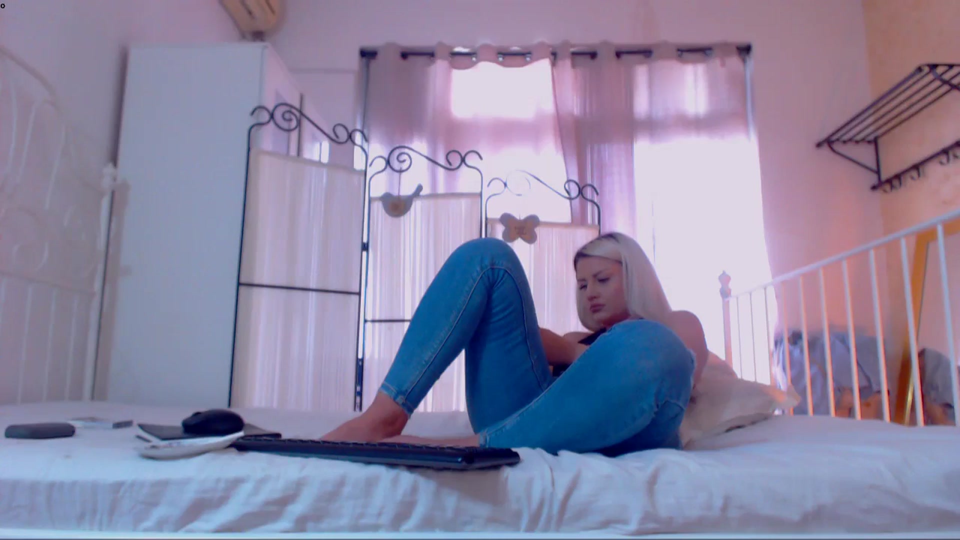 Gallery image thumbnail from Ammellyaxo's myfreecams stream on, 05/08/2024, 13:11 image 12 of 20