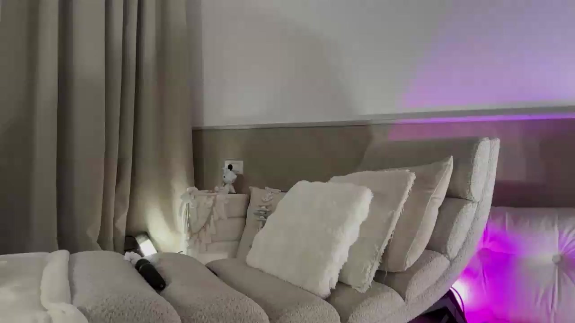 Gallery image thumbnail from Amorenaa's myfreecams stream on, 08/31/2026, 04:43 image 1 of 20
