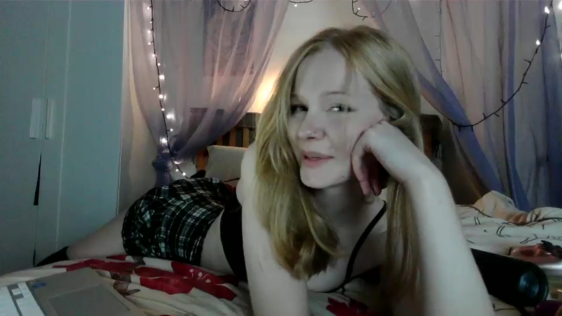 Gallery image thumbnail from Amuse_xxx's myfreecams stream on, 09/04/2024, 21:19 image 18 of 20