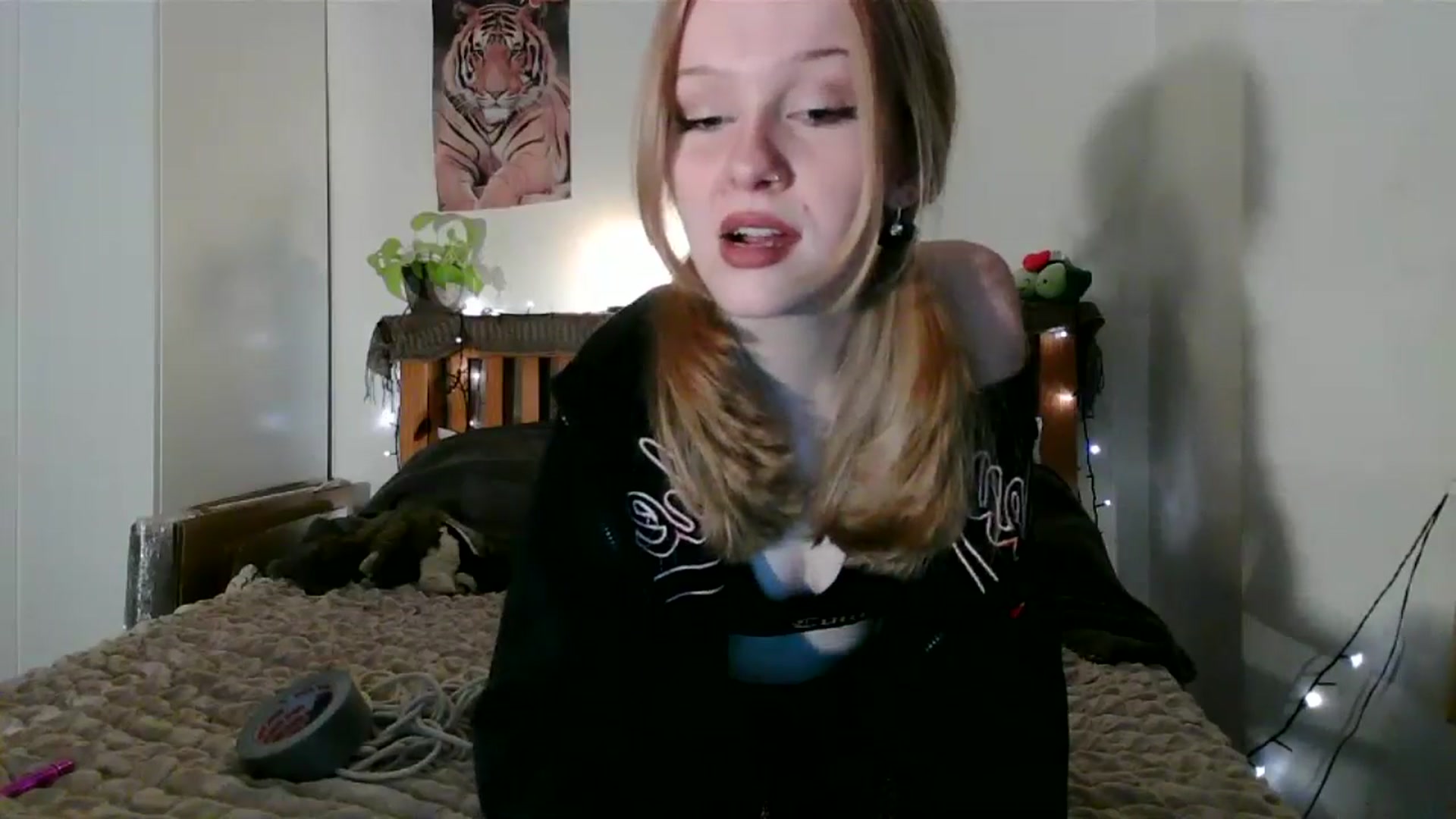 Gallery image thumbnail from Amuse_xxx's myfreecams stream on, 10/05/2024, 18:41 image 12 of 20