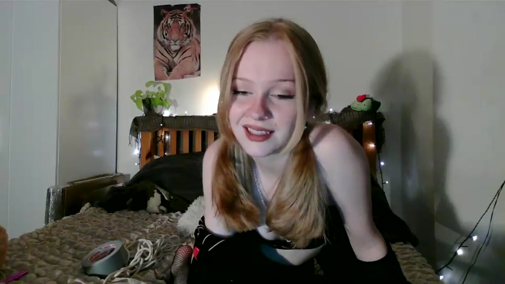 Gallery image thumbnail from Amuse_xxx's myfreecams stream on, 10/05/2024, 18:41 image 16 of 20