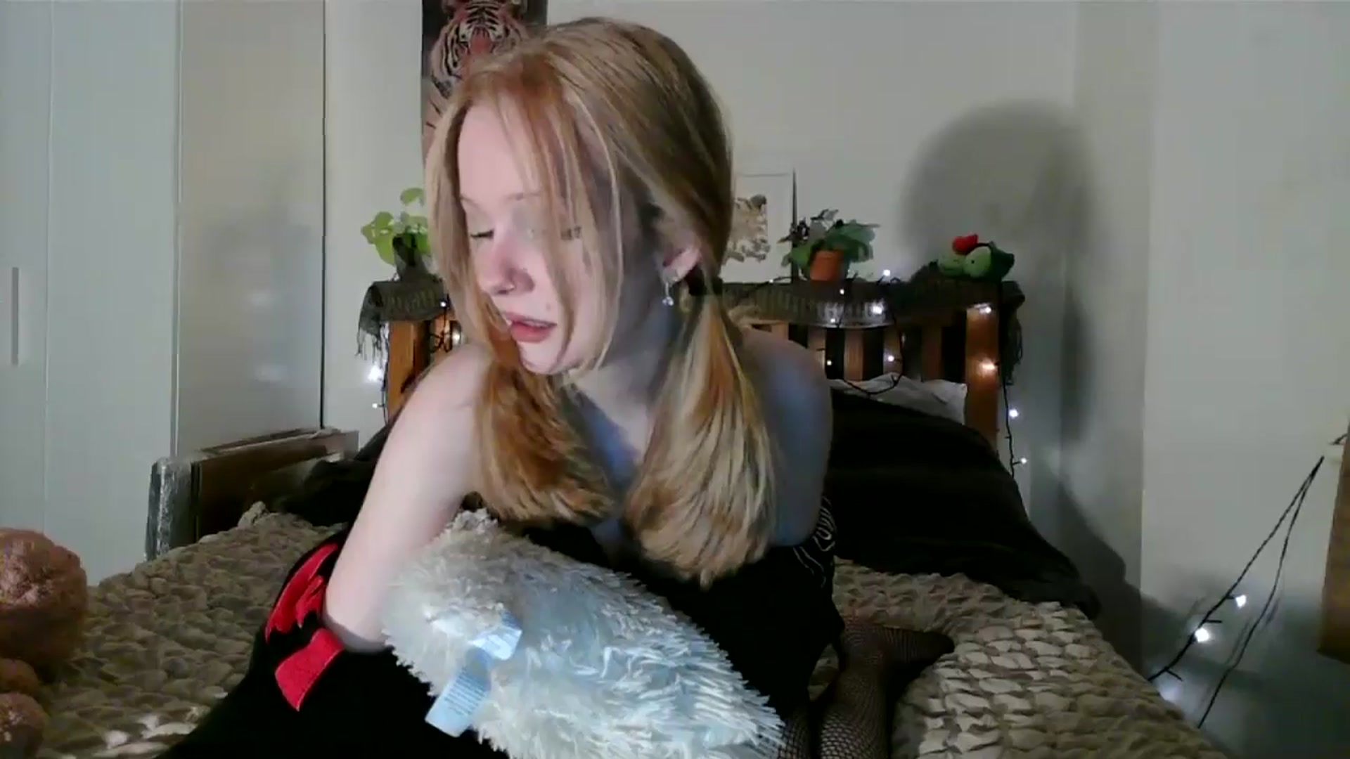 Gallery image thumbnail from Amuse_xxx's myfreecams stream on, 10/05/2024, 20:01 image 5 of 20
