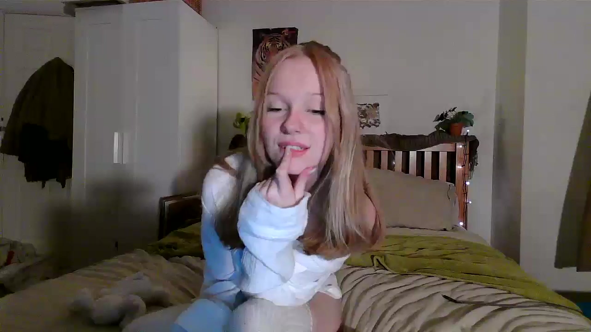 Gallery image thumbnail from Amuse_xxx's myfreecams stream on, 10/12/2024, 18:04 image 11 of 20