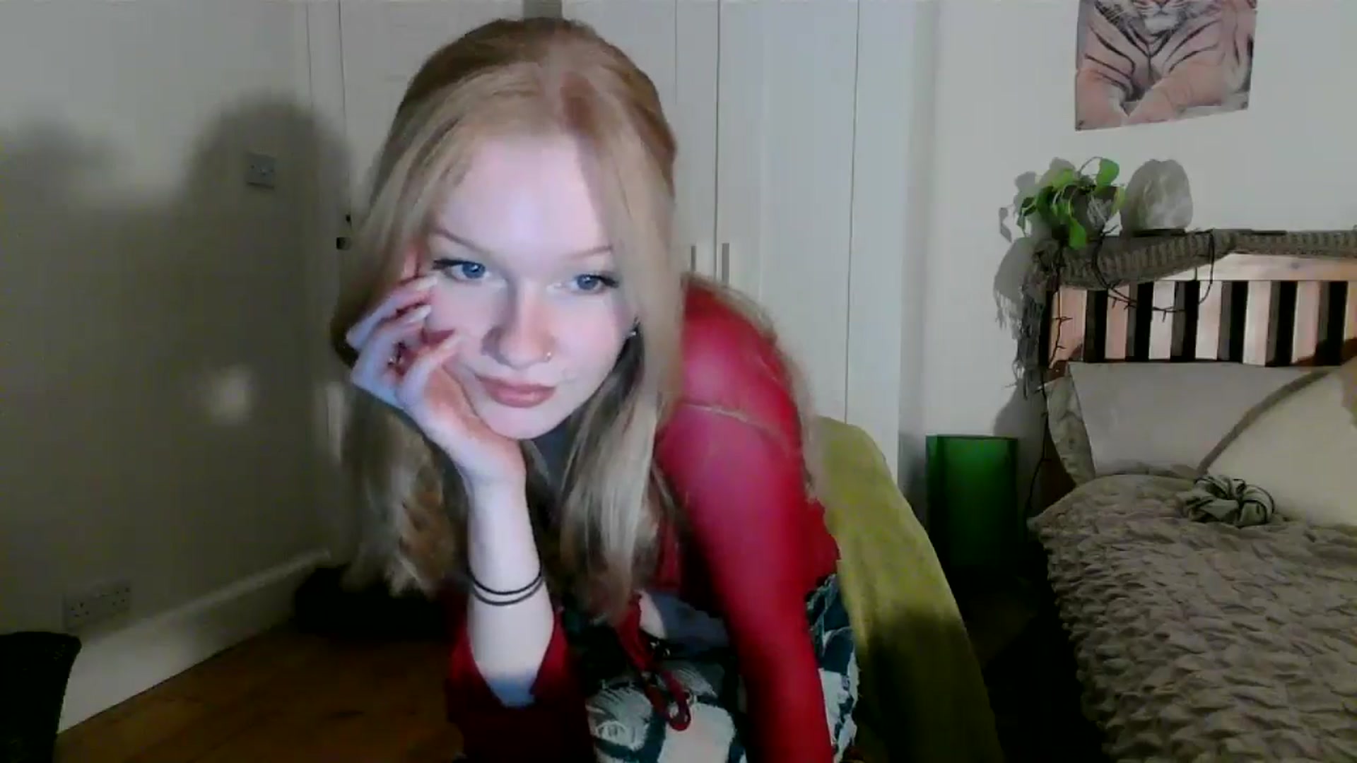 Gallery image thumbnail from Amuse_xxx's myfreecams stream on, 10/14/2024, 18:03 image 18 of 20