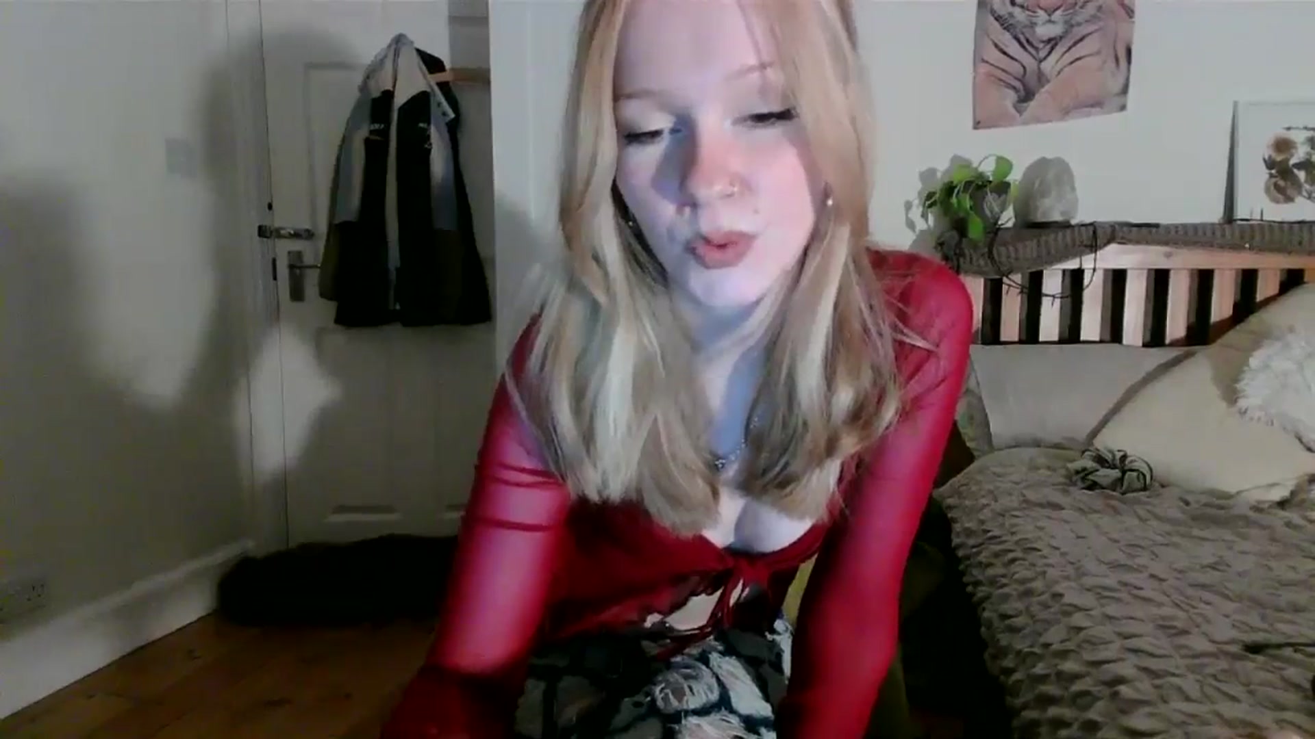 Gallery image thumbnail from Amuse_xxx's myfreecams stream on, 10/14/2024, 18:03 image 12 of 20