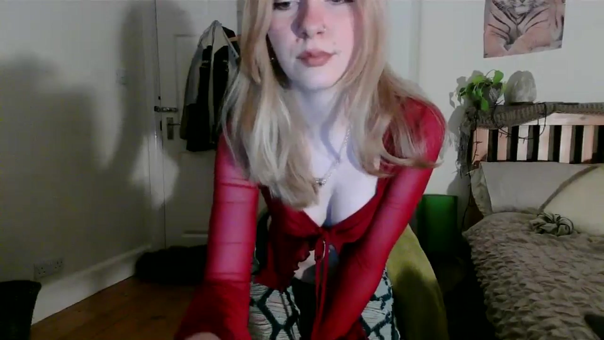 Gallery image thumbnail from Amuse_xxx's myfreecams stream on, 10/14/2024, 18:03 image 14 of 20