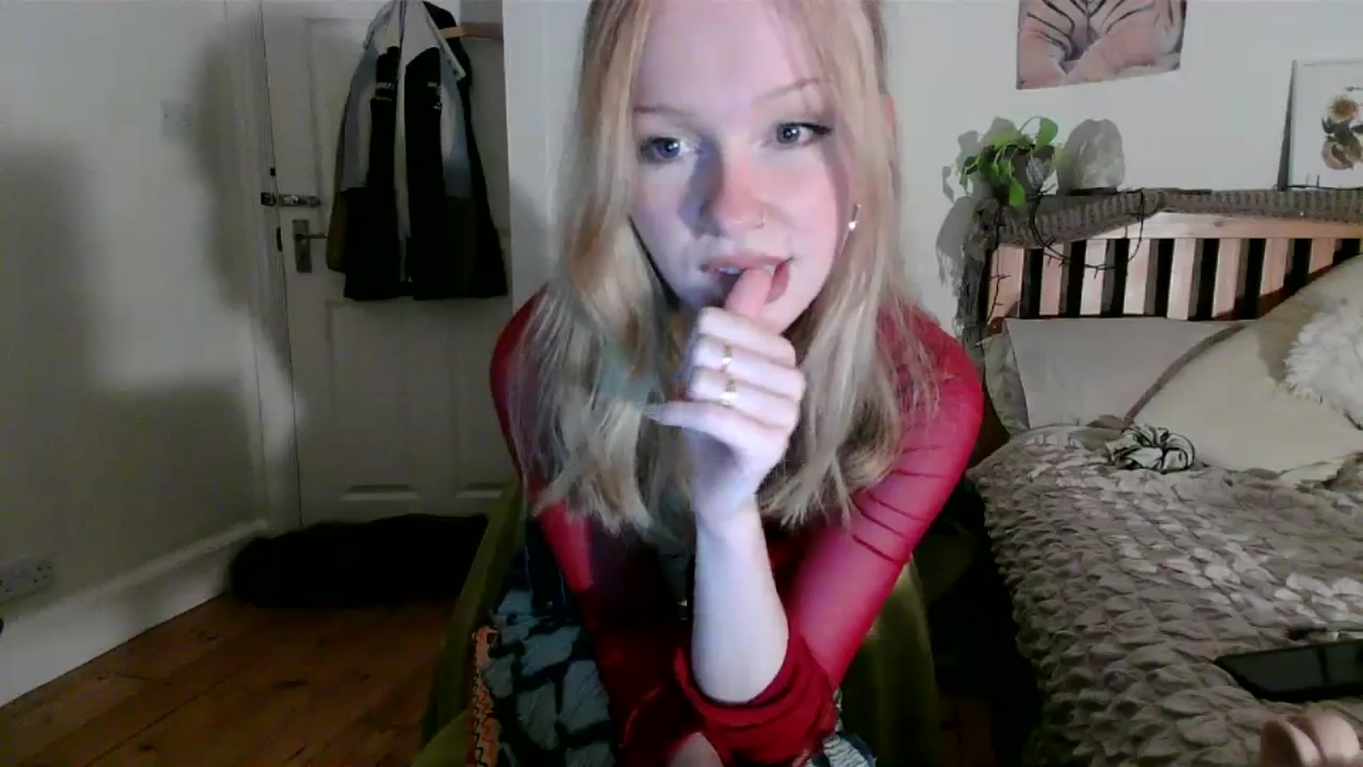 Gallery image thumbnail from Amuse_xxx's myfreecams stream on, 10/14/2024, 18:03 image 7 of 20