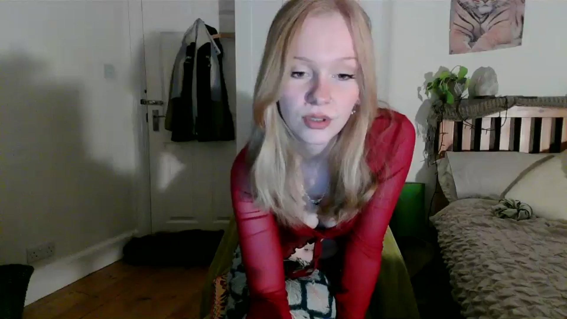 Gallery image thumbnail from Amuse_xxx's myfreecams stream on, 10/14/2024, 18:03 image 17 of 20