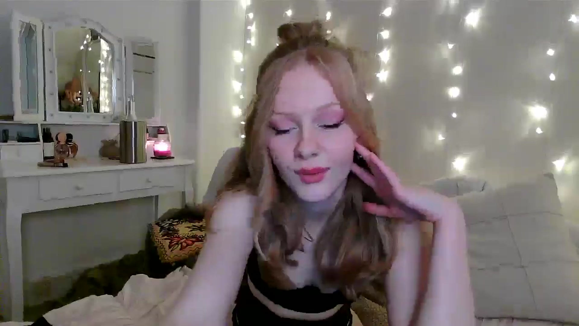 Gallery image thumbnail from Amuse_xxx's myfreecams stream on, 01/04/2025, 22:48 image 15 of 20
