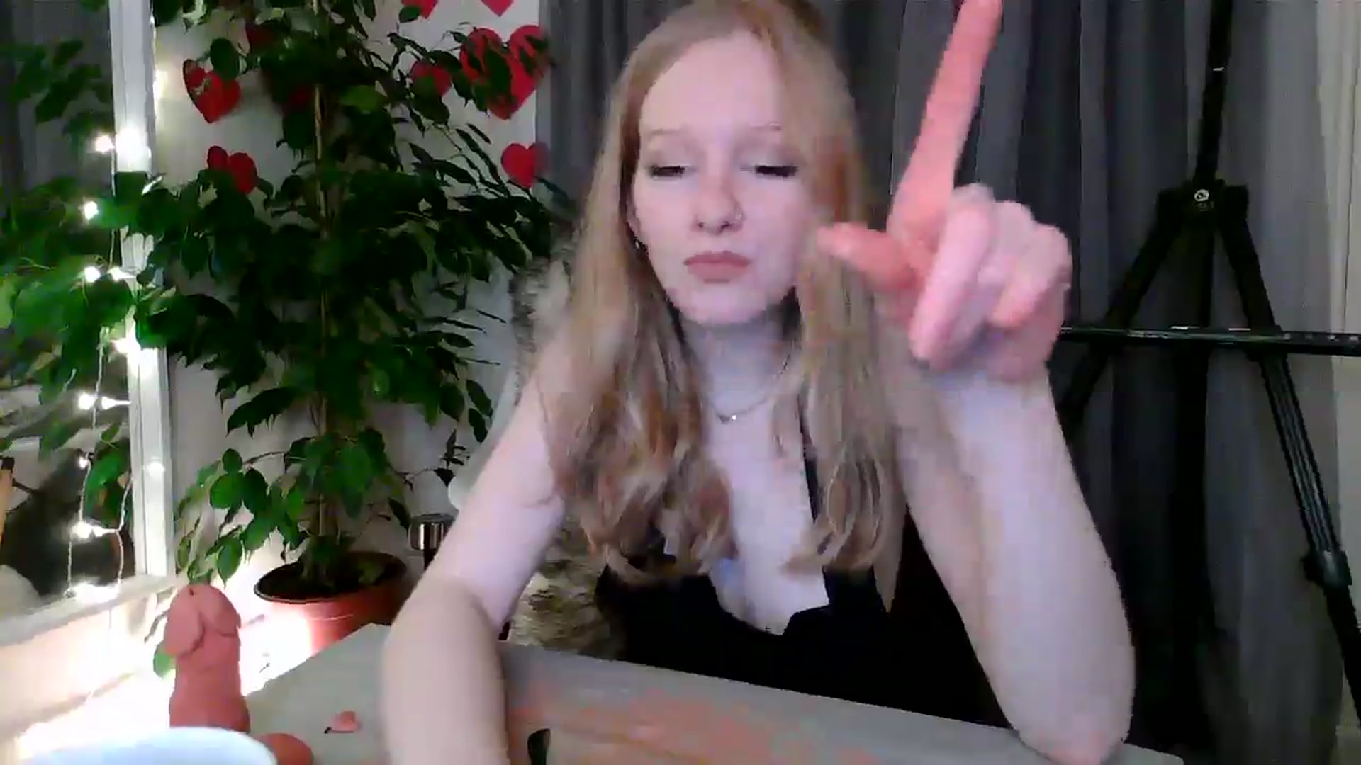 Gallery image thumbnail from Amuse_xxx's myfreecams stream on, 02/25/2025, 22:05 image 17 of 20