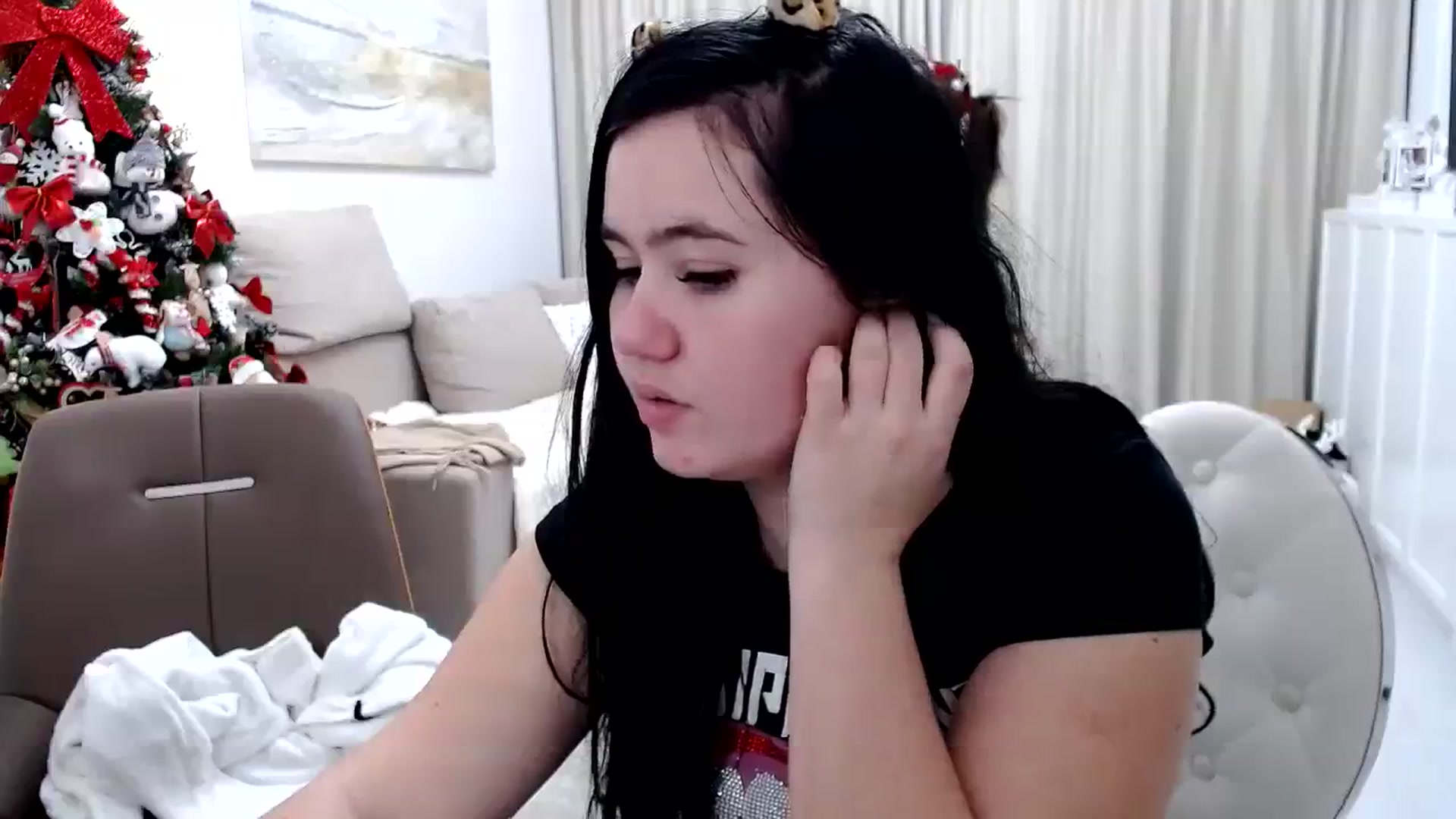 Gallery image thumbnail from AmyAmelia999's myfreecams stream on, 12/26/2023, 18:04 image 13 of 20
