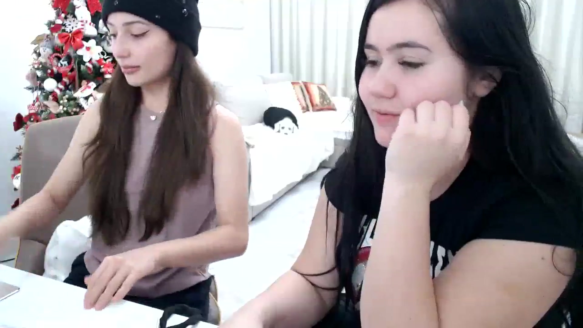 Gallery image thumbnail from AmyAmelia999's myfreecams stream on, 12/26/2023, 18:38 image 15 of 20