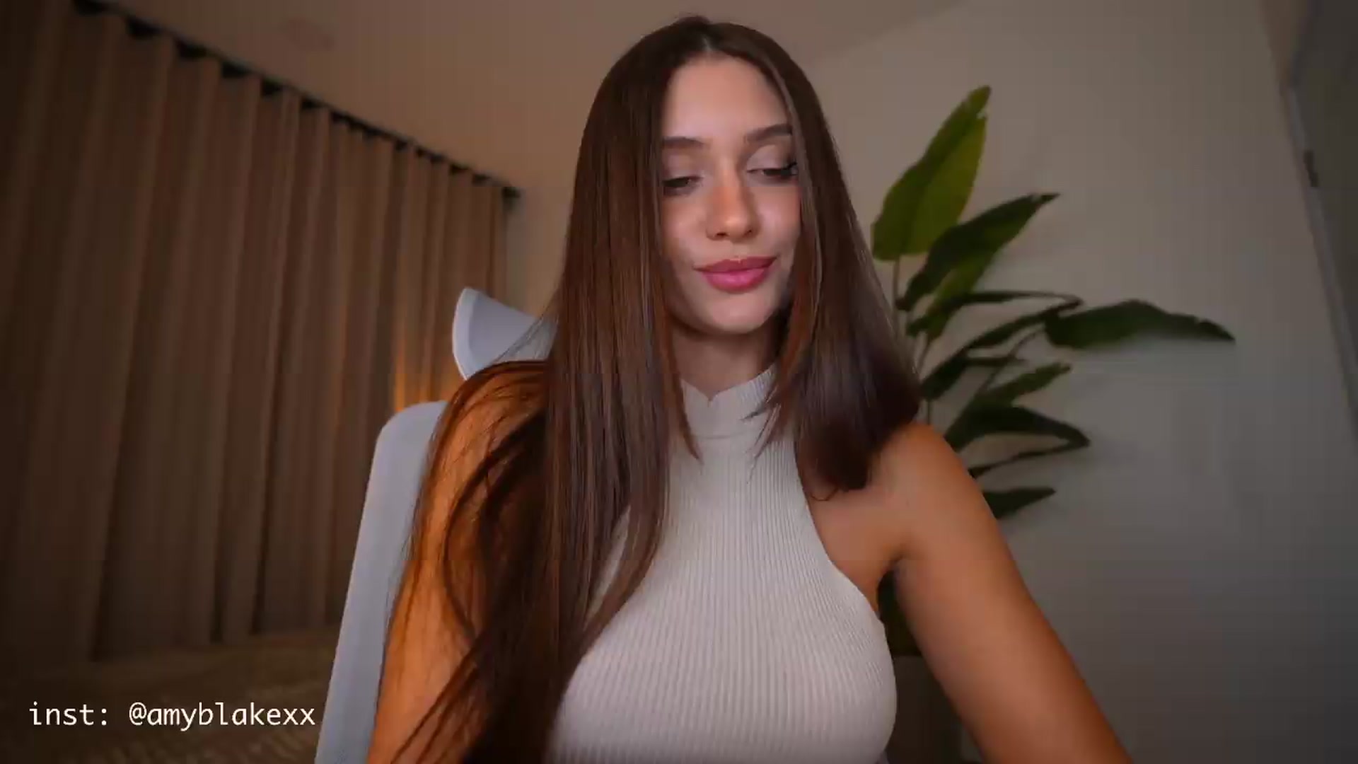 Gallery image thumbnail from AmyAngel's myfreecams stream on, 08/14/2026, 16:00 image 4 of 20