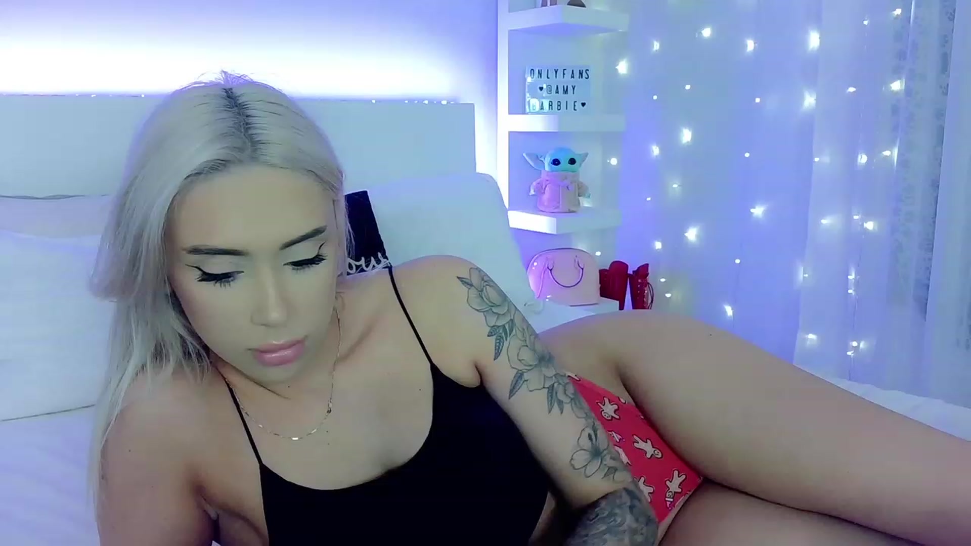 Gallery image thumbnail from AmyCakesXXX's myfreecams stream on, 12/19/2022, 01:52 image 2 of 20