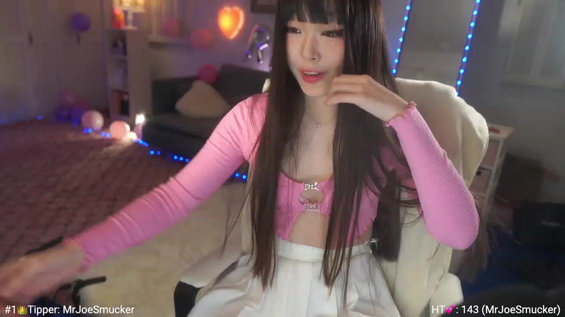 Gallery image thumbnail from AmyCanterbury's myfreecams stream on, 12/18/2022, 05:14 image 15 of 20