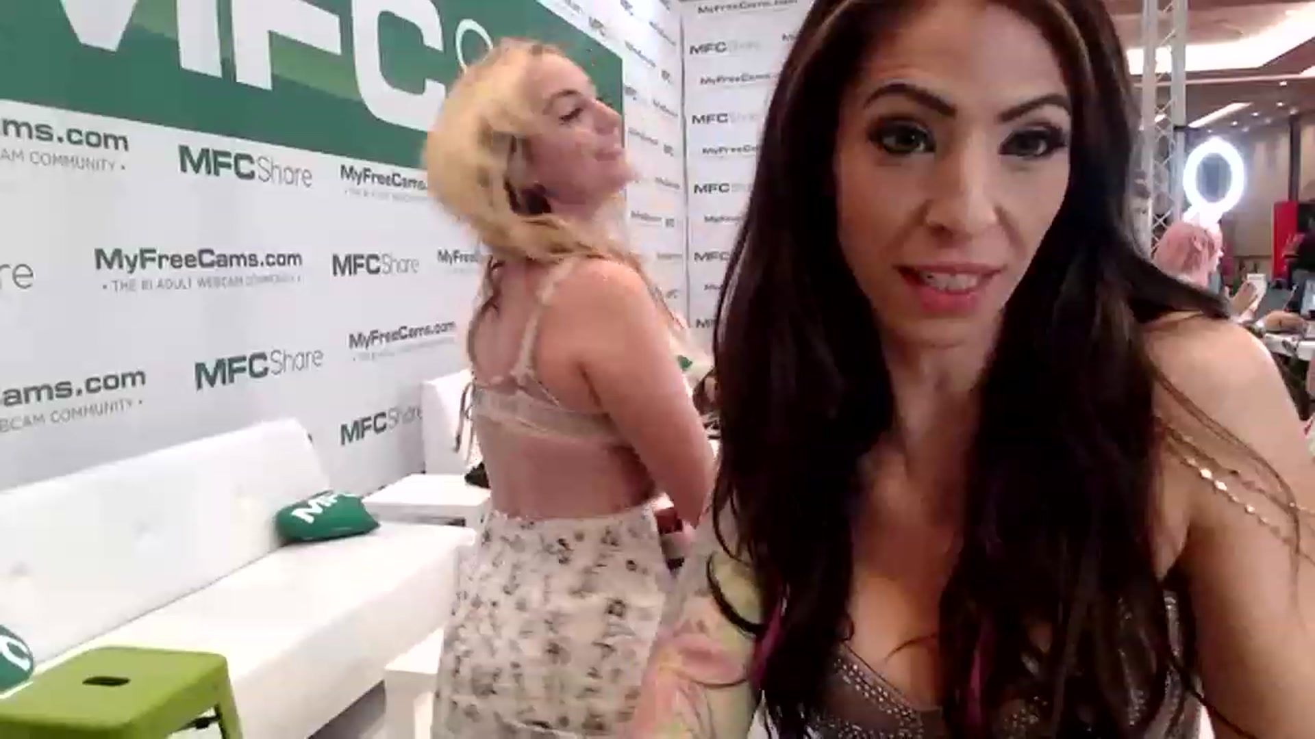 Gallery image thumbnail from AmyDay's myfreecams stream on, 01/06/2023, 24:40 image 5 of 20