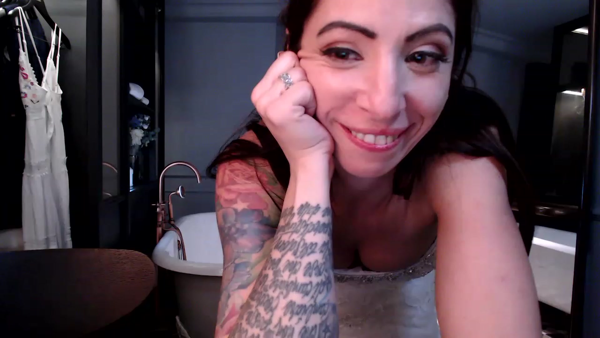 Gallery image thumbnail from AmyDay's myfreecams stream on, 06/13/2023, 23:32 image 2 of 20