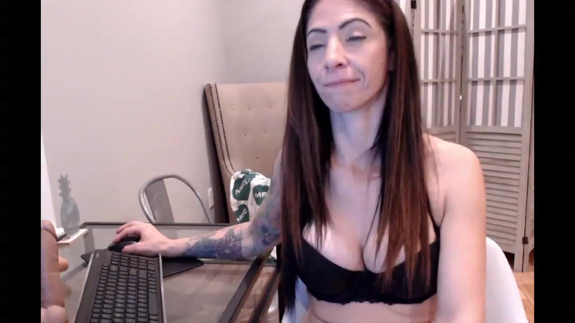 Gallery image thumbnail from AmyDay's myfreecams stream on, 11/21/2023, 07:26 image 16 of 20