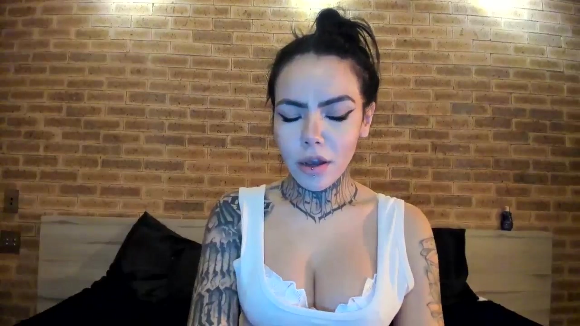 Gallery image thumbnail from AmyKGreen's myfreecams stream on, 08/11/2024, 09:49 image 15 of 20