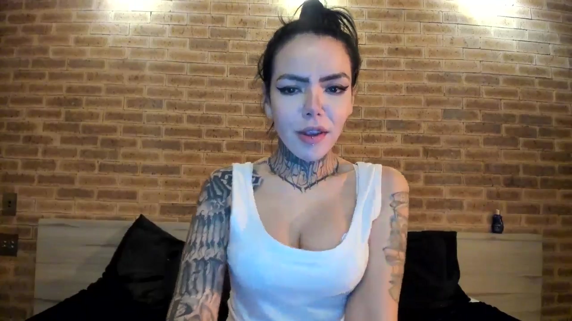 Gallery image thumbnail from AmyKGreen's myfreecams stream on, 08/11/2024, 09:49 image 14 of 20