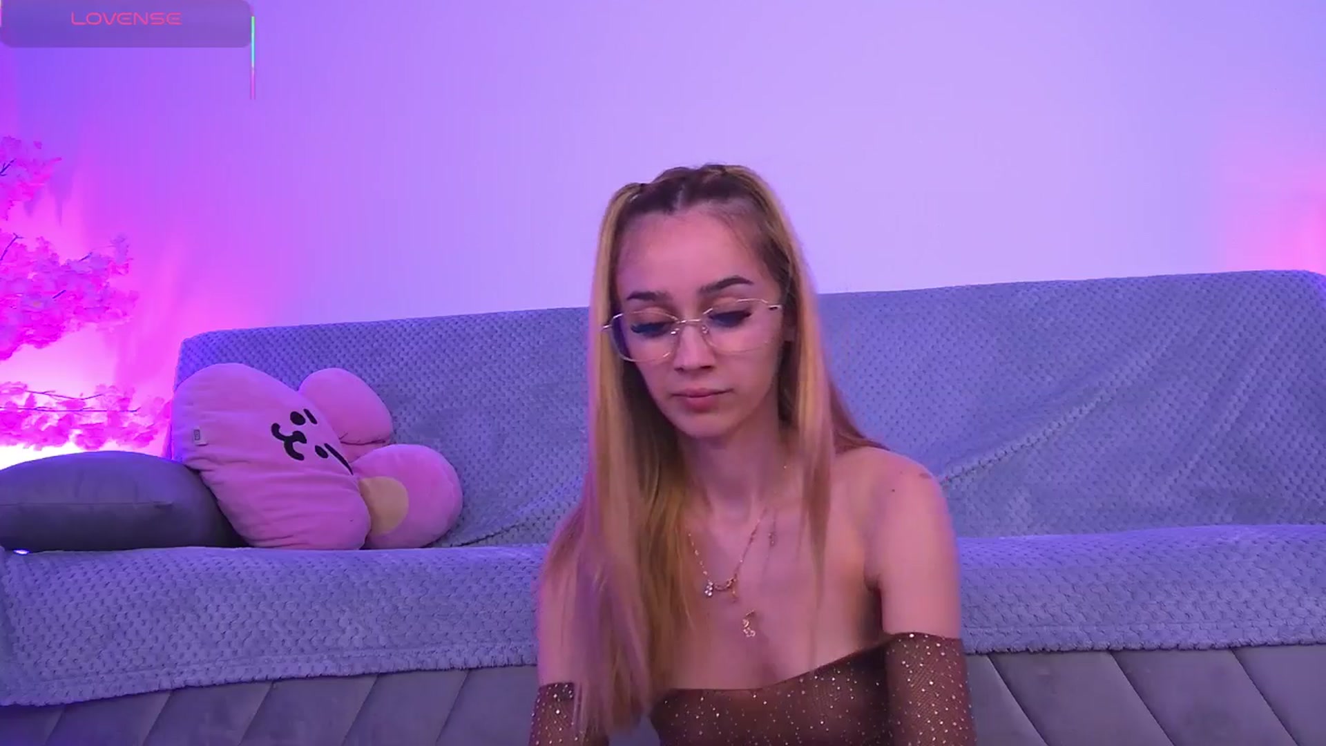 Gallery image thumbnail from AmyKentt's myfreecams stream on, 04/19/2026, 21:15 image 17 of 20