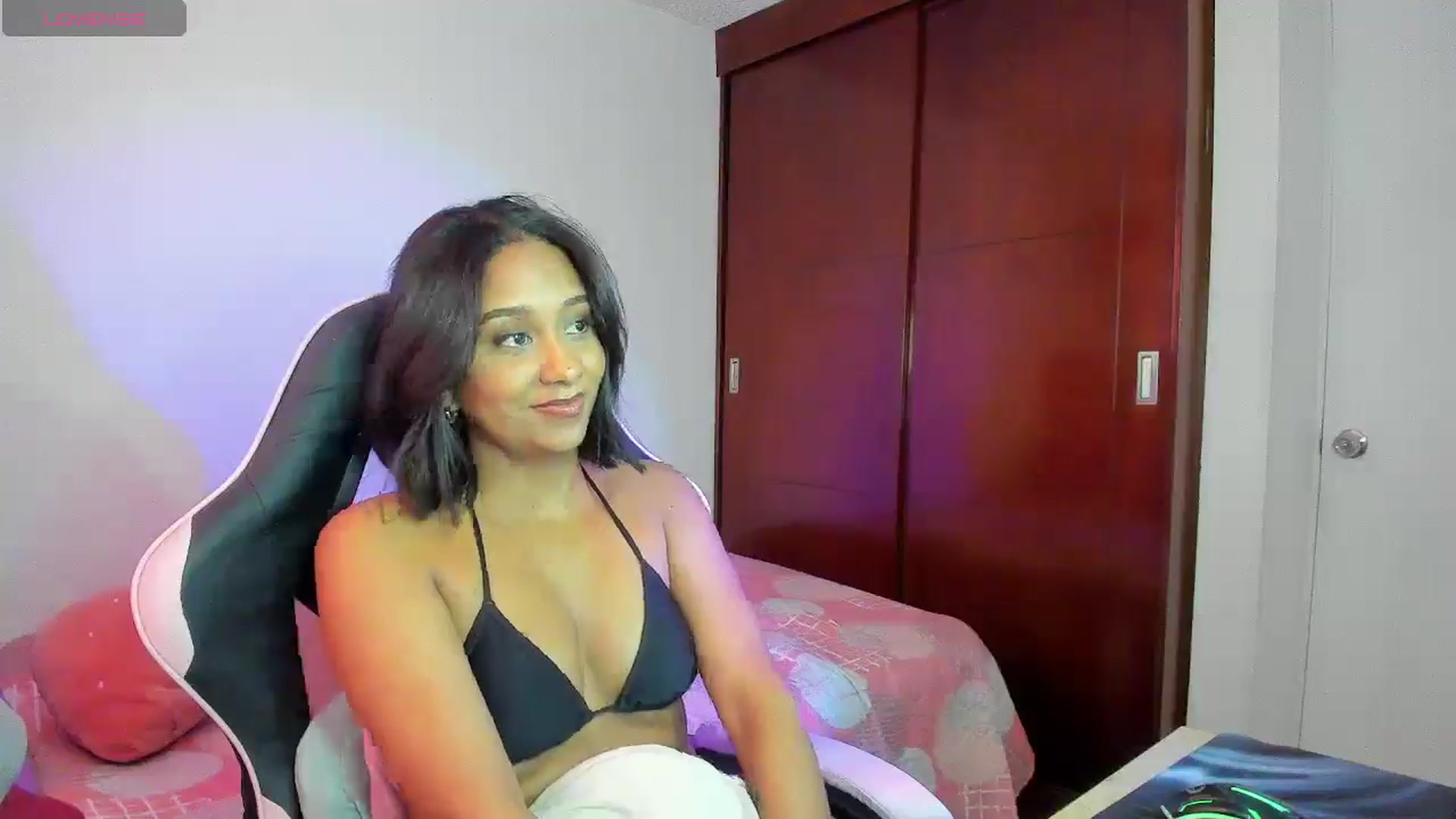 Gallery image thumbnail from AmyLeer_'s myfreecams stream on, 12/22/2025, 22:46 image 15 of 20