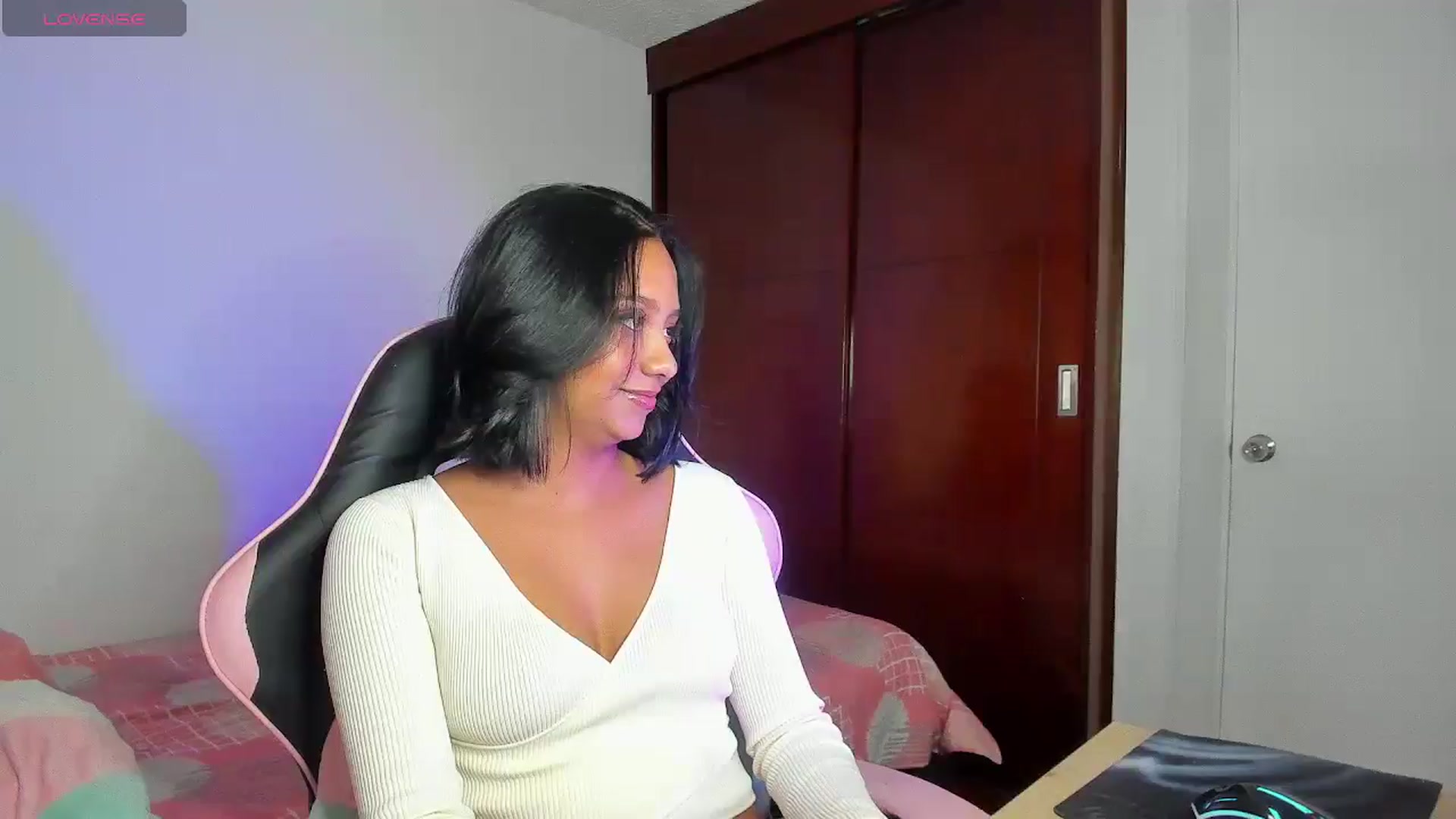 Gallery image thumbnail from AmyLeer_'s myfreecams stream on, 12/28/2025, 23:57 image 9 of 20