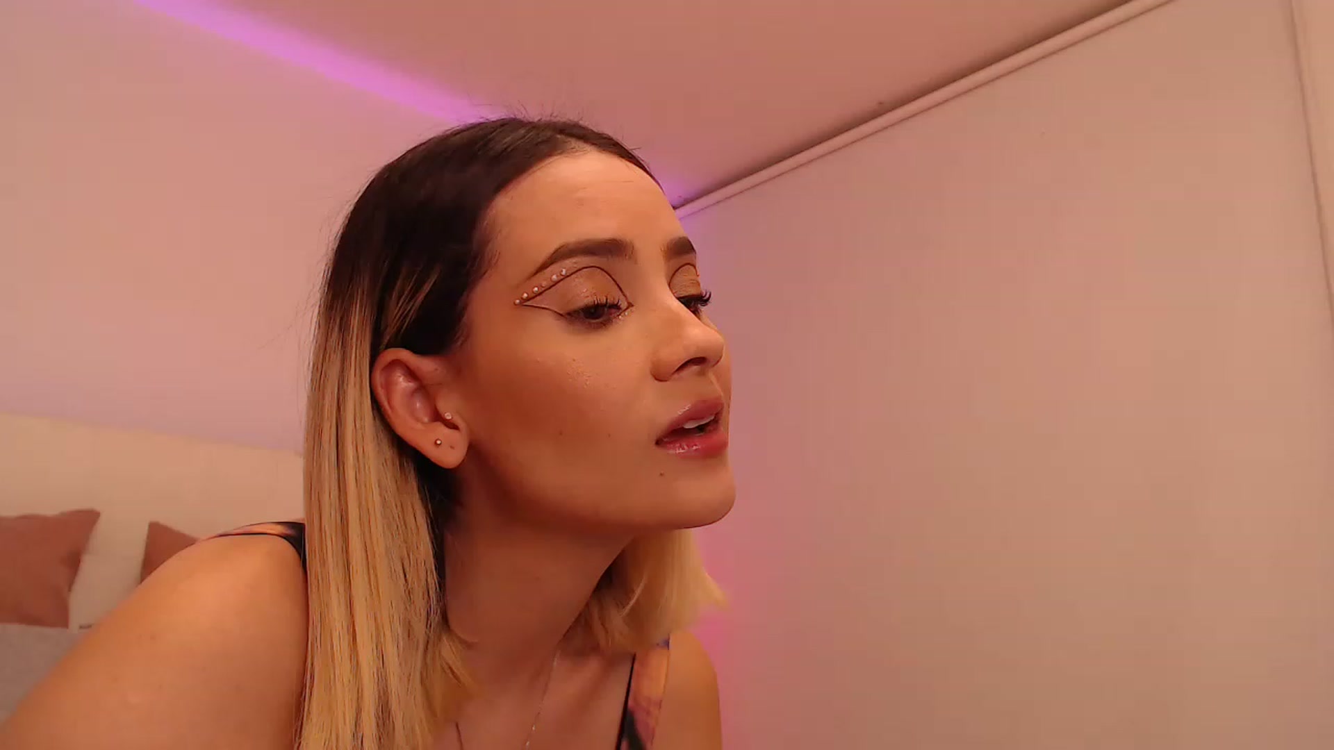 Gallery image thumbnail from AmyLi's myfreecams stream on, 04/27/2023, 07:21 image 1 of 20