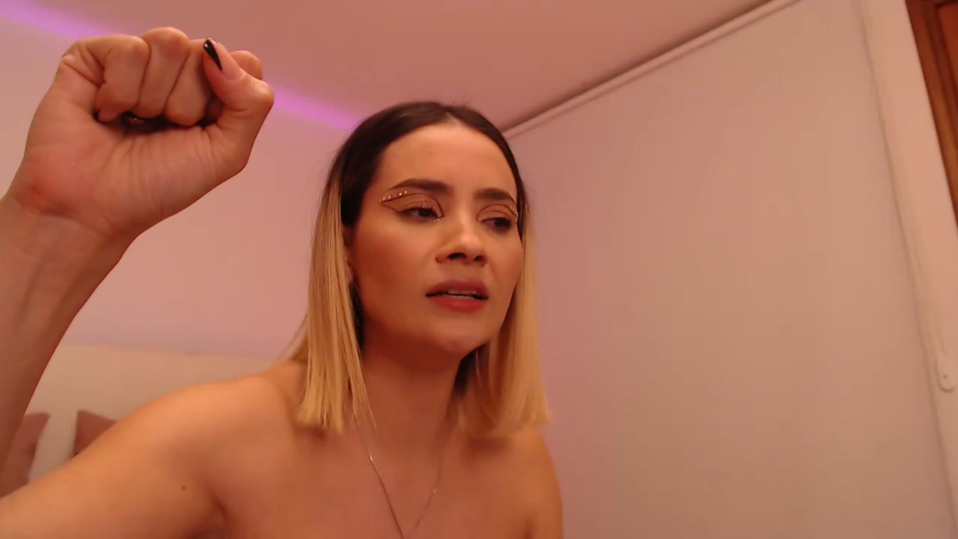 Gallery image thumbnail from AmyLi's myfreecams stream on, 04/27/2023, 07:21 image 16 of 20