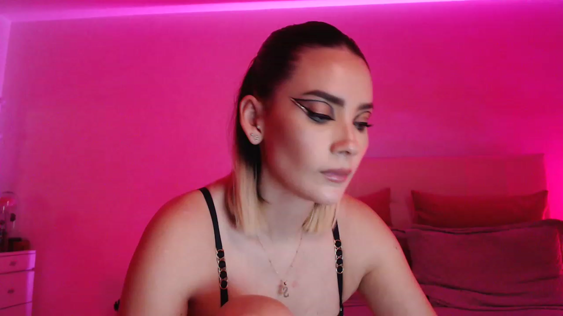 Gallery image thumbnail from AmyLi's myfreecams stream on, 05/01/2023, 07:22 image 8 of 20