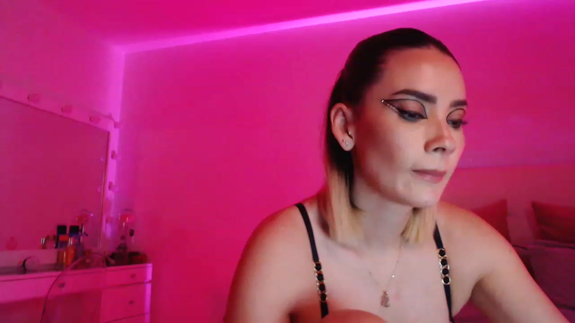 Gallery image thumbnail from AmyLi's myfreecams stream on, 05/01/2023, 07:22 image 7 of 20