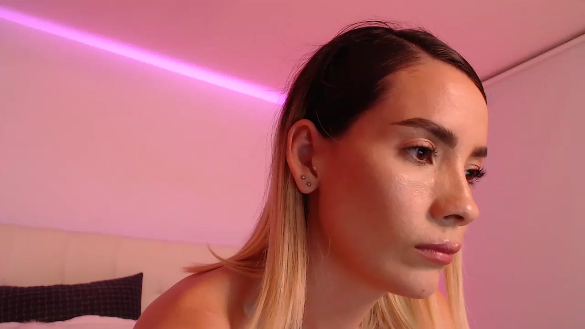 Gallery image thumbnail from AmyLi's myfreecams stream on, 06/14/2023, 07:28 image 3 of 20