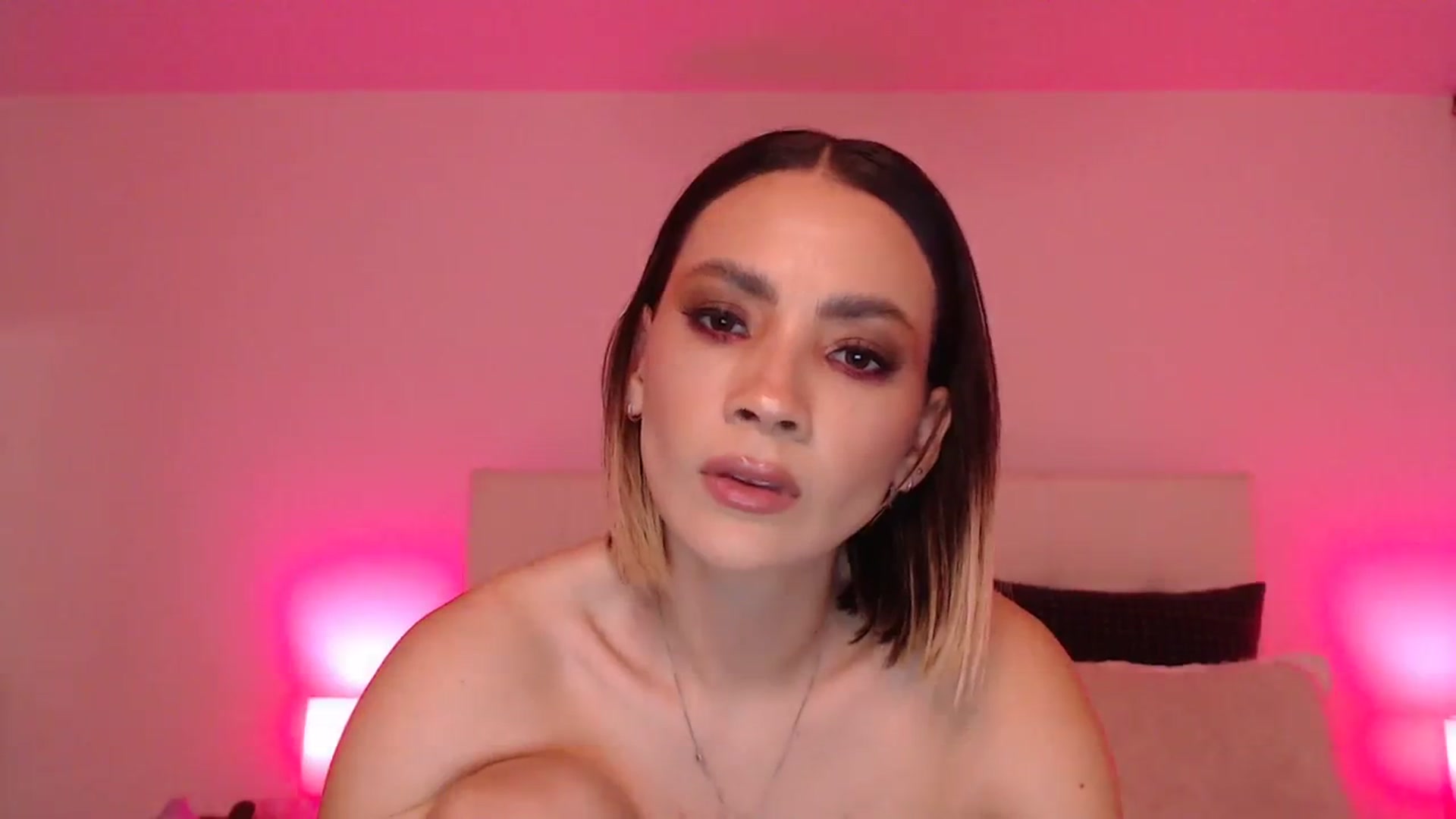 Gallery image thumbnail from AmyLi's myfreecams stream on, 12/01/2023, 07:31 image 8 of 20