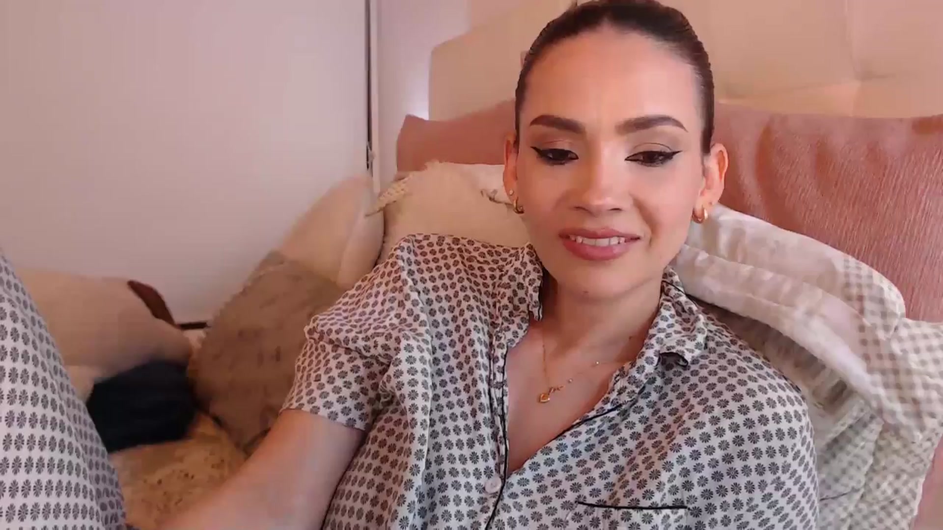 Gallery image thumbnail from AmyLi's myfreecams stream on, 10/16/2024, 05:17 image 9 of 20