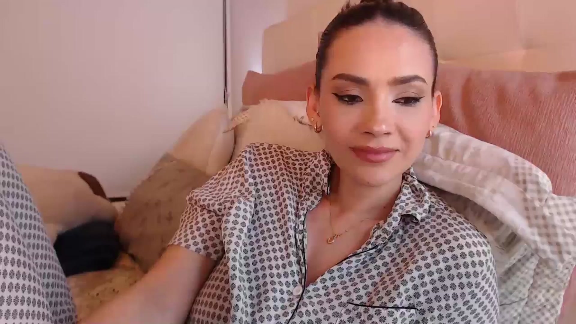 Gallery image thumbnail from AmyLi's myfreecams stream on, 10/16/2024, 05:17 image 10 of 20