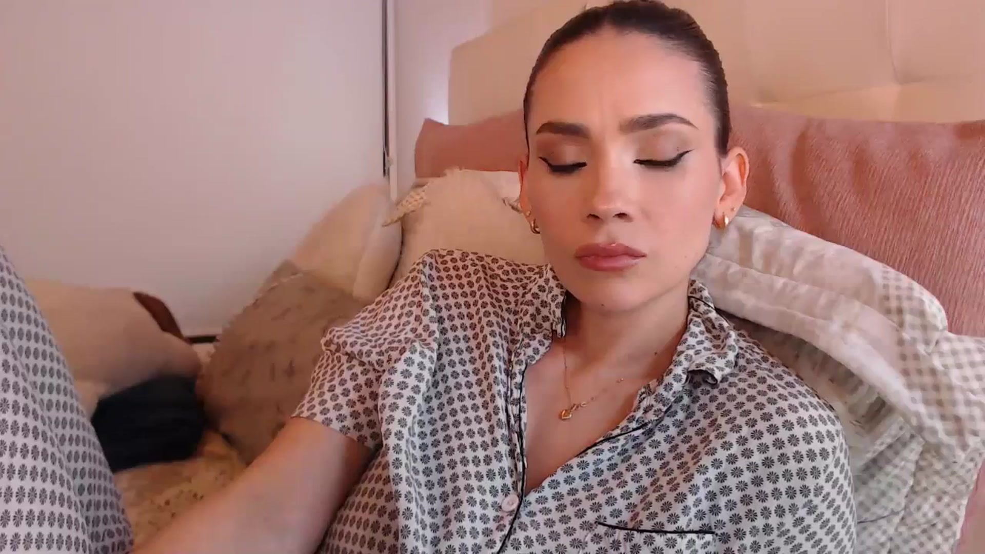 Gallery image thumbnail from AmyLi's myfreecams stream on, 10/16/2024, 05:17 image 13 of 20