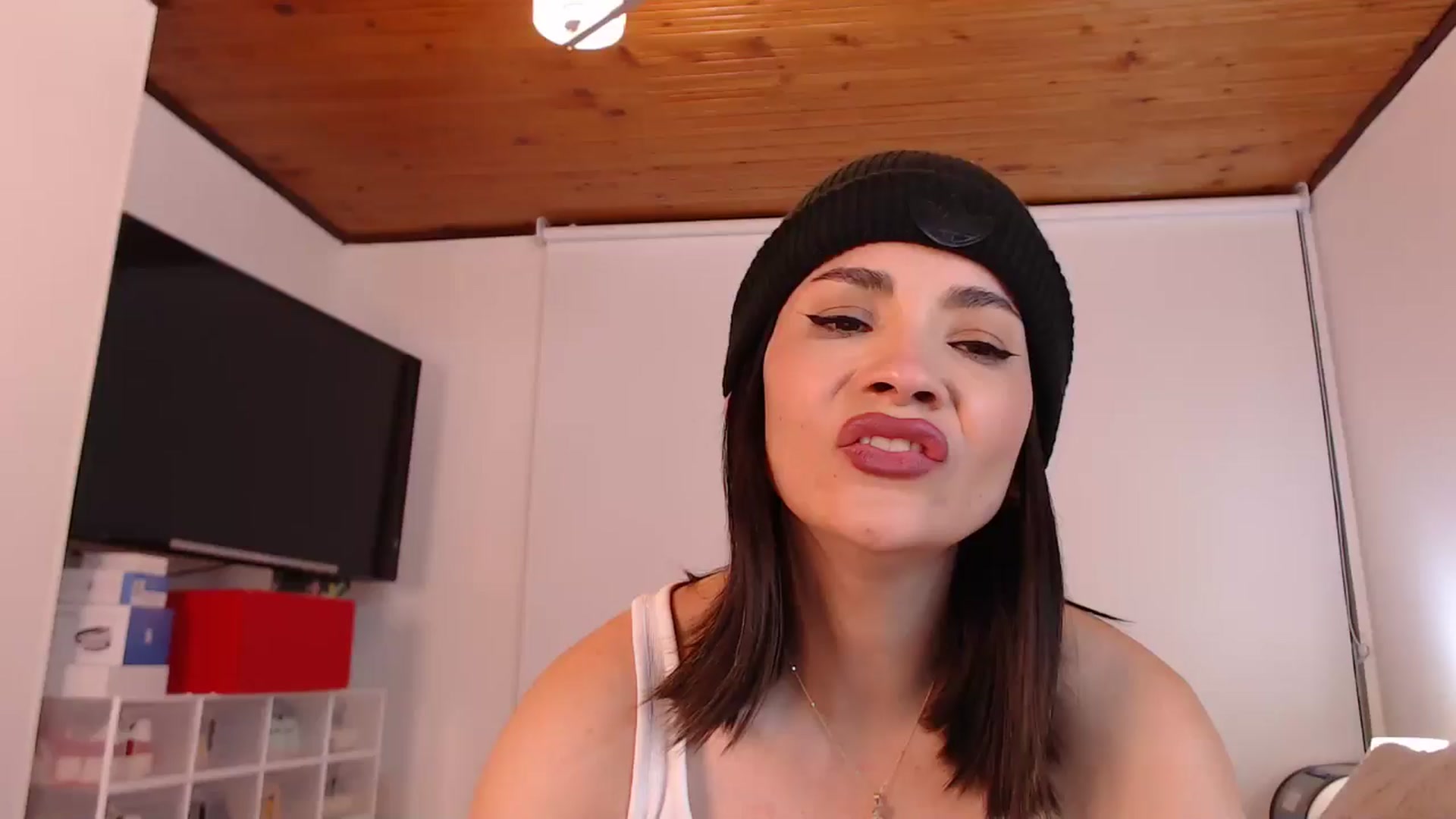 Gallery image thumbnail from AmyLi's myfreecams stream on, 11/25/2024, 07:25 image 3 of 20