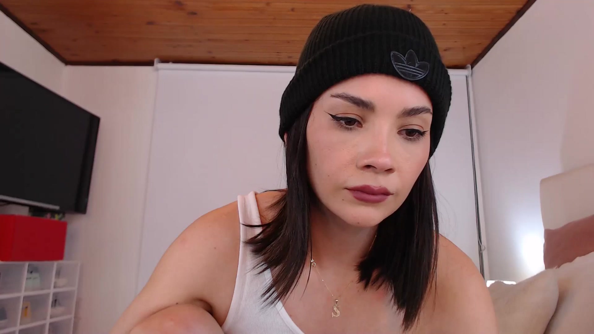 Gallery image thumbnail from AmyLi's myfreecams stream on, 11/25/2024, 07:25 image 16 of 20