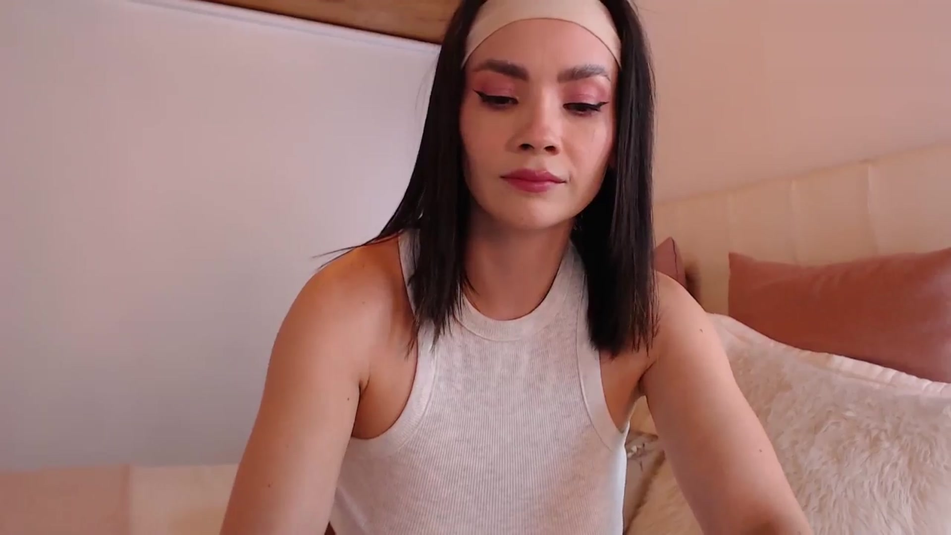 Gallery image thumbnail from AmyLi's myfreecams stream on, 12/14/2024, 06:32 image 9 of 20
