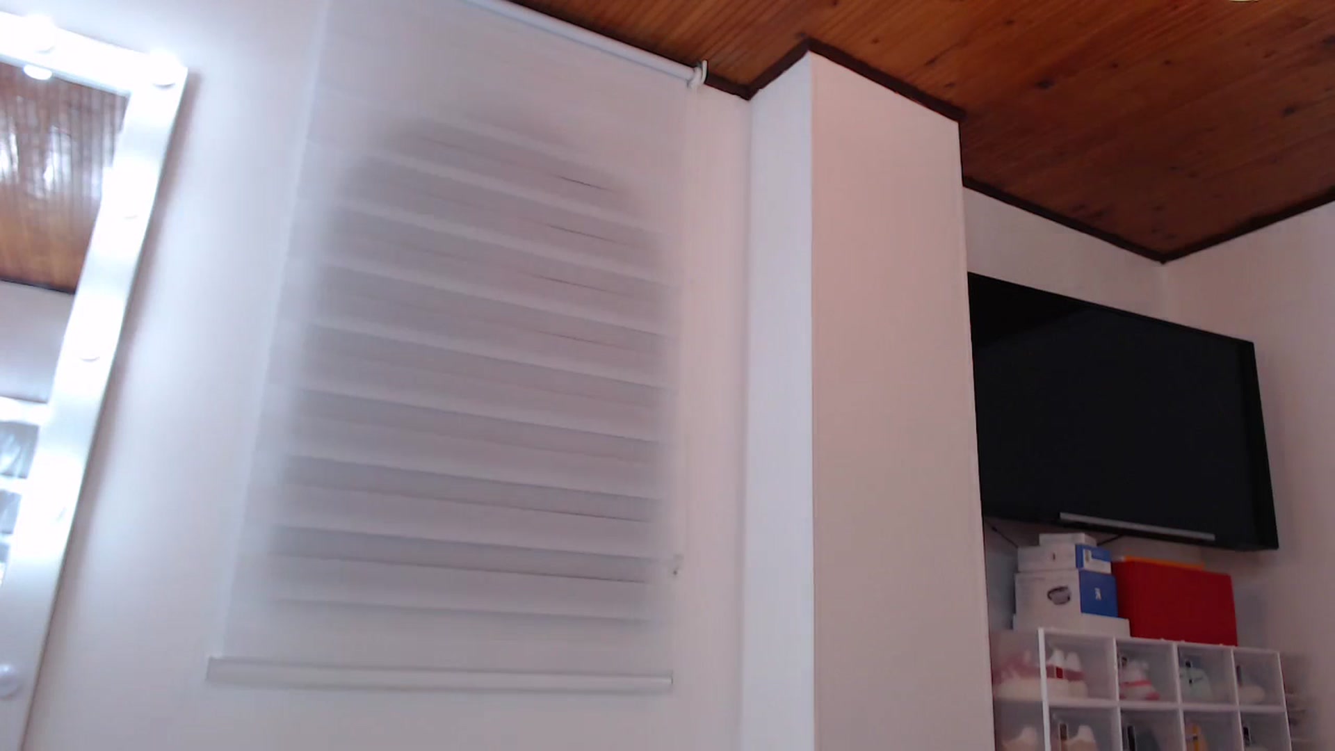 Gallery image thumbnail from AmyLi's myfreecams stream on, 12/16/2024, 06:27 image 14 of 20