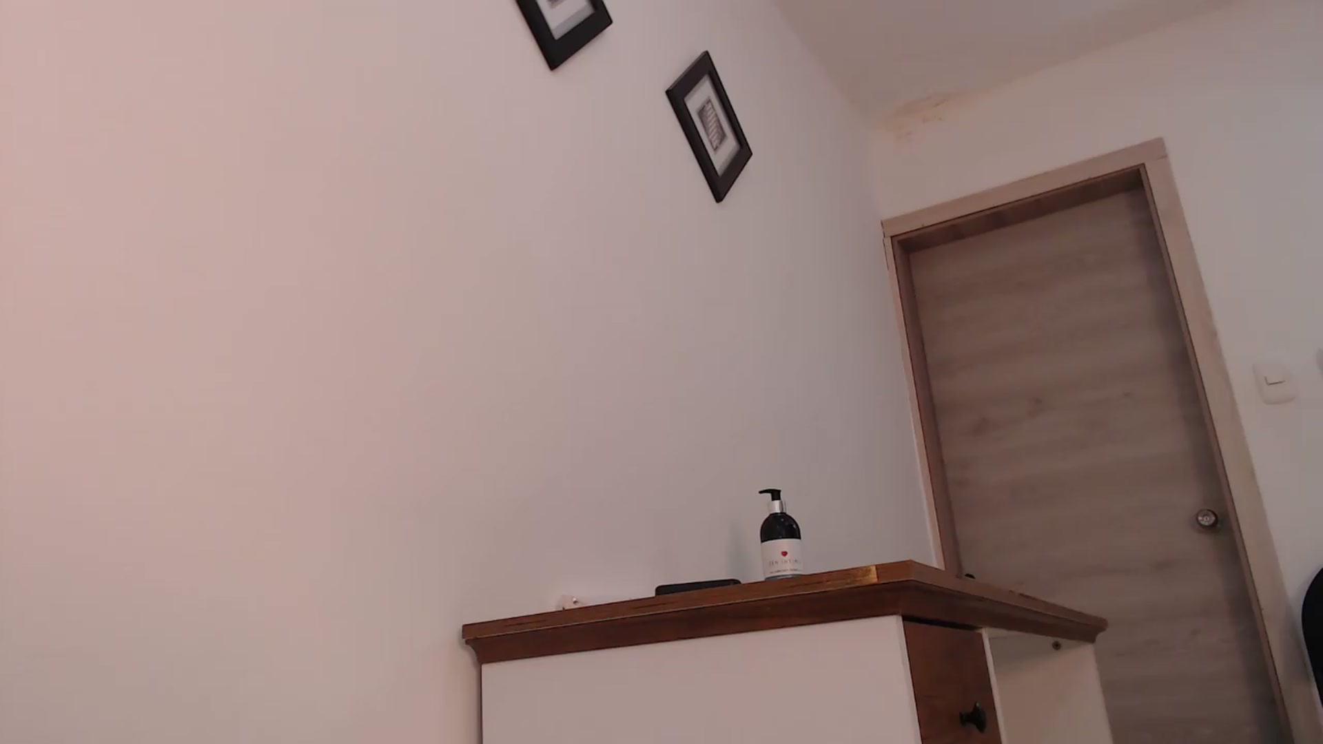 Gallery image thumbnail from AmyLi's myfreecams stream on, 05/17/2026, 07:11 image 9 of 20