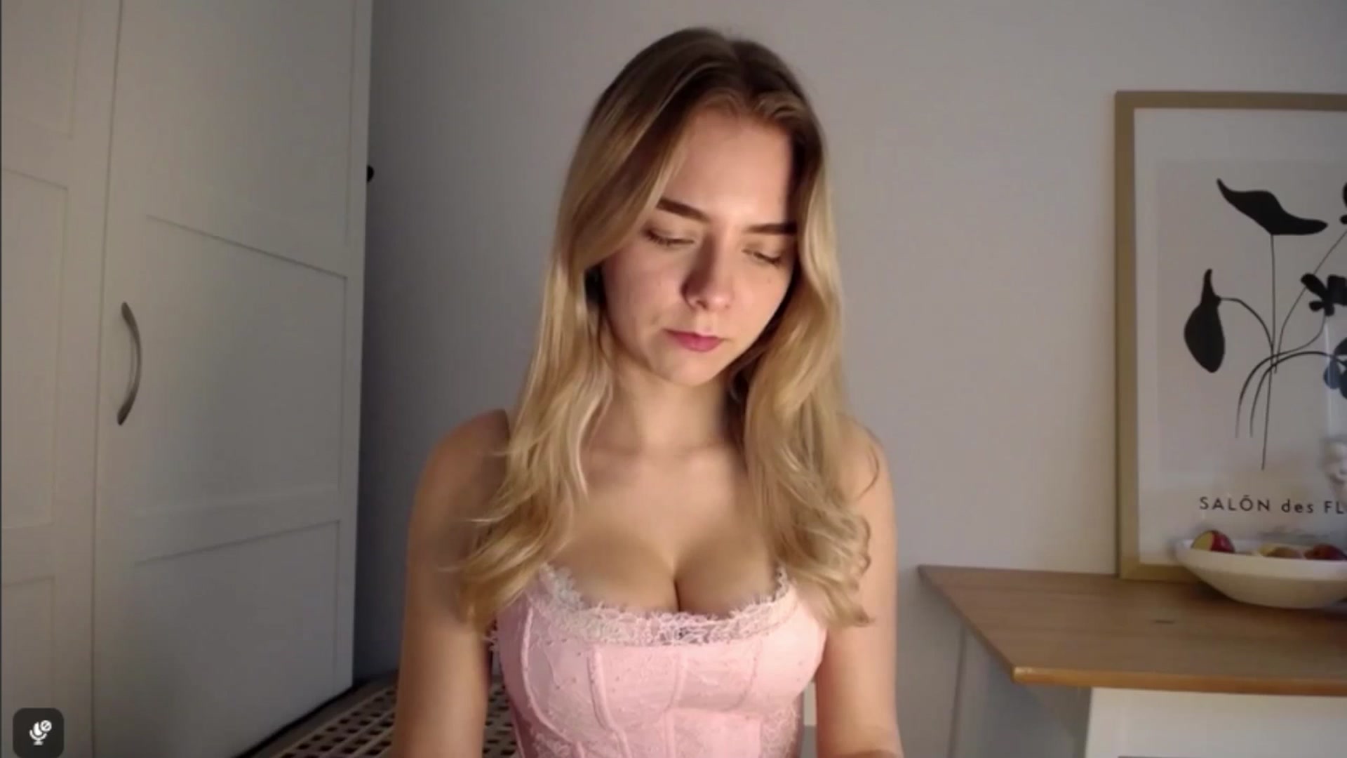 Gallery image thumbnail from Amy_4_U's myfreecams stream on, 10/22/2025, 14:31 image 5 of 20
