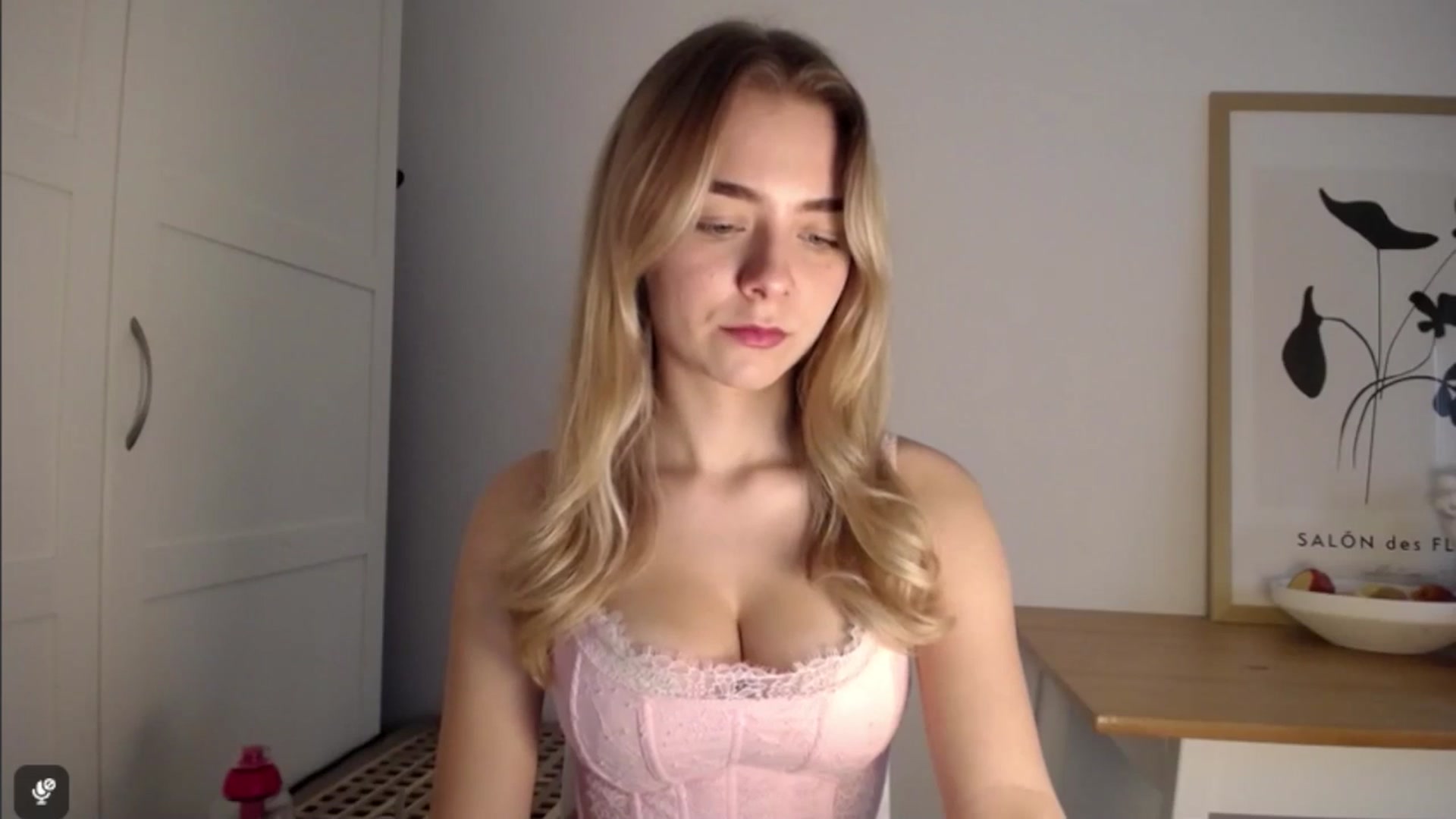 Gallery image thumbnail from Amy_4_U's myfreecams stream on, 10/22/2025, 14:31 image 17 of 20