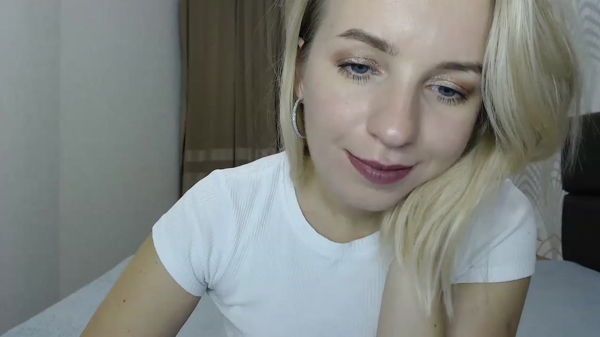 Gallery image thumbnail from Amy_CuteBambi's myfreecams stream on, 12/12/2022, 17:37 image 7 of 20