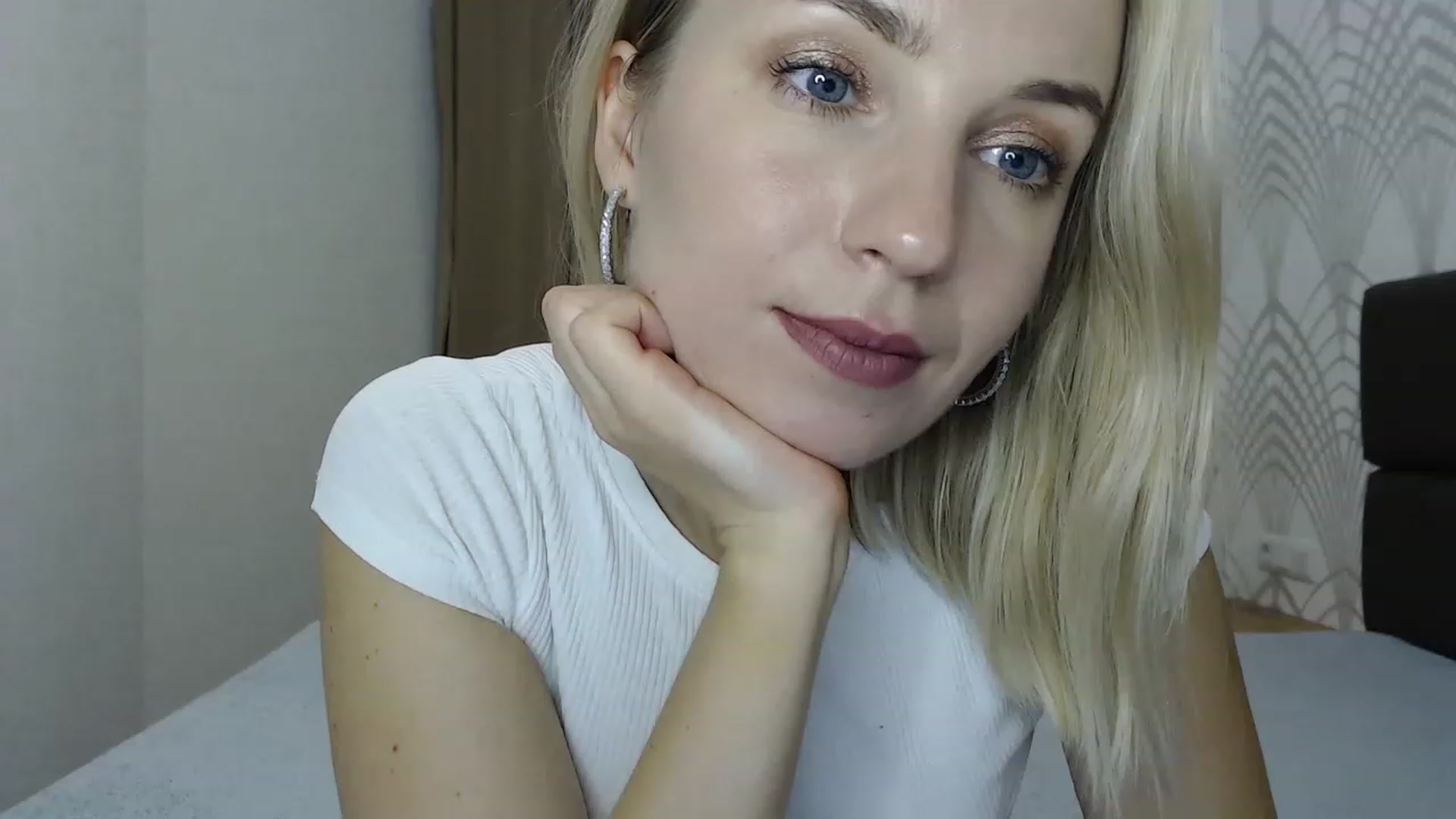 Gallery image thumbnail from Amy_CuteBambi's myfreecams stream on, 12/12/2022, 17:37 image 6 of 20