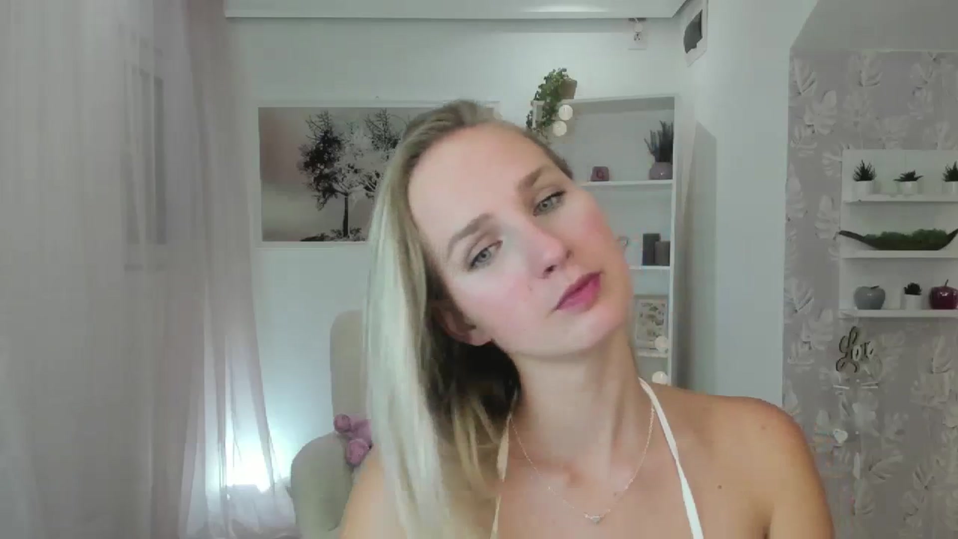Gallery image thumbnail from Amy_Rea18's myfreecams stream on, 08/06/2023, 20:18 image 10 of 20