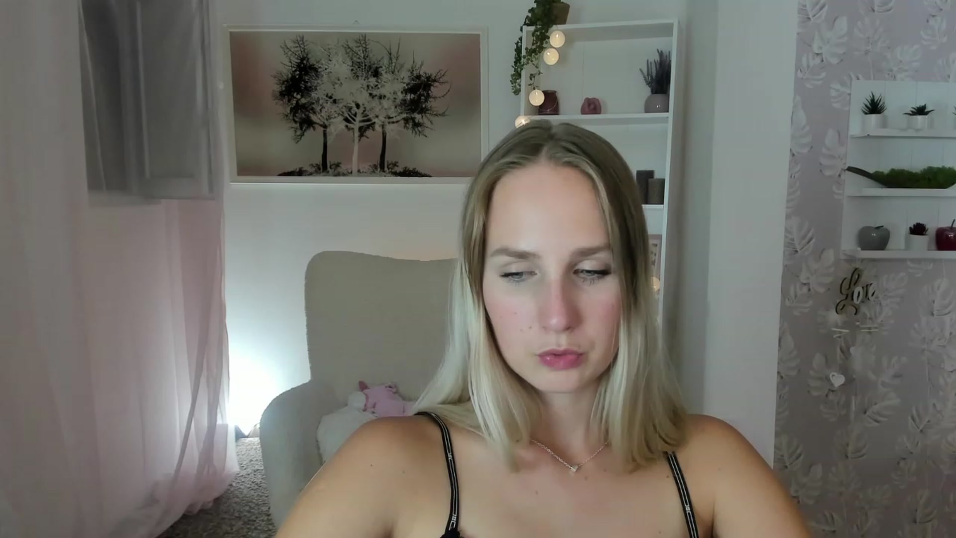 Gallery image thumbnail from Amy_Rea18's myfreecams stream on, 08/09/2023, 21:59 image 8 of 20